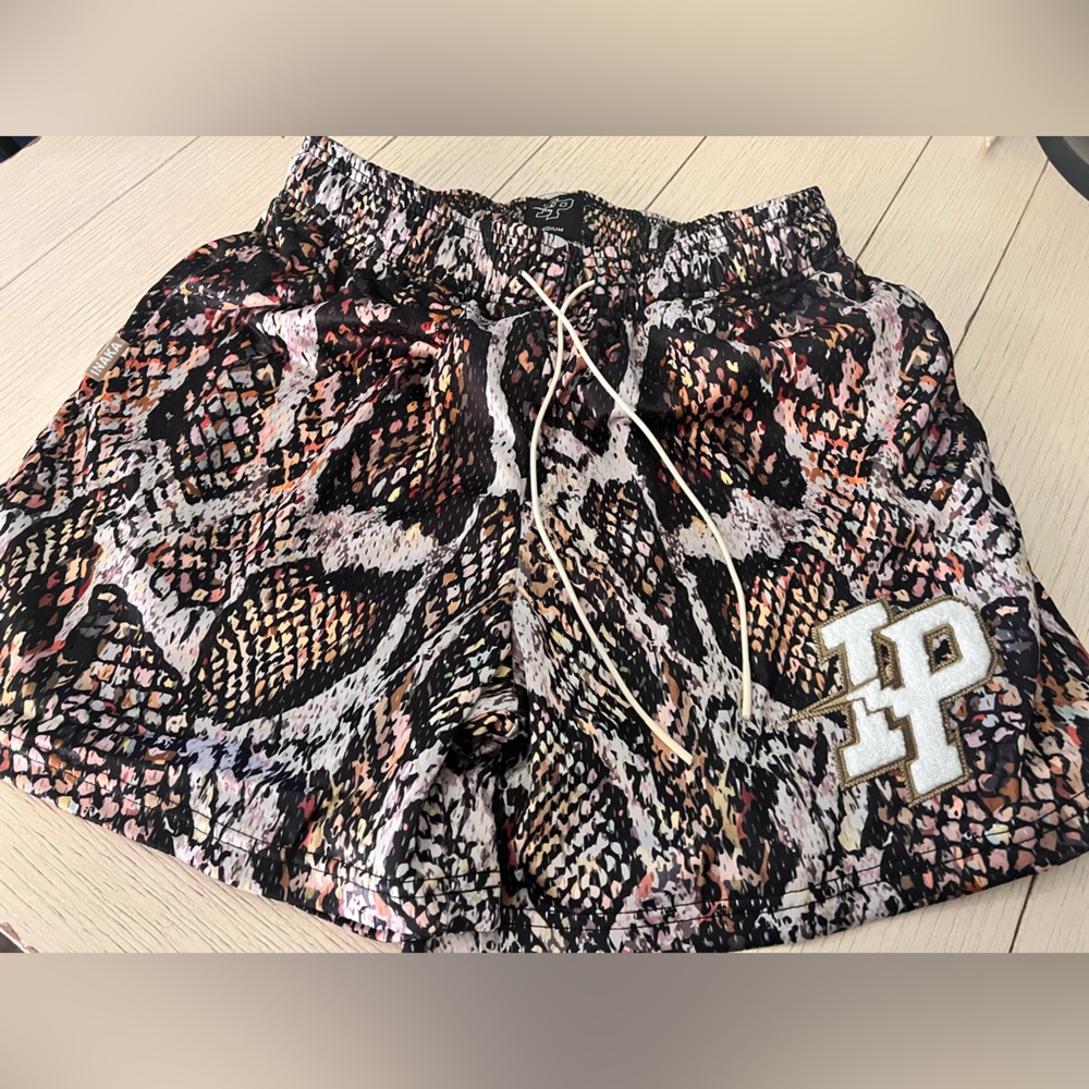 Inaka Power- MEN'S GRAPHIC MESH SHORT
SNAKE BLK/BWN